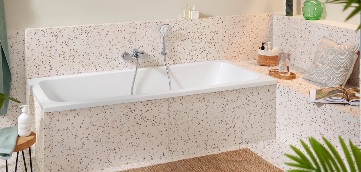 Frau in Badewanne während Sanierung Badezimmer