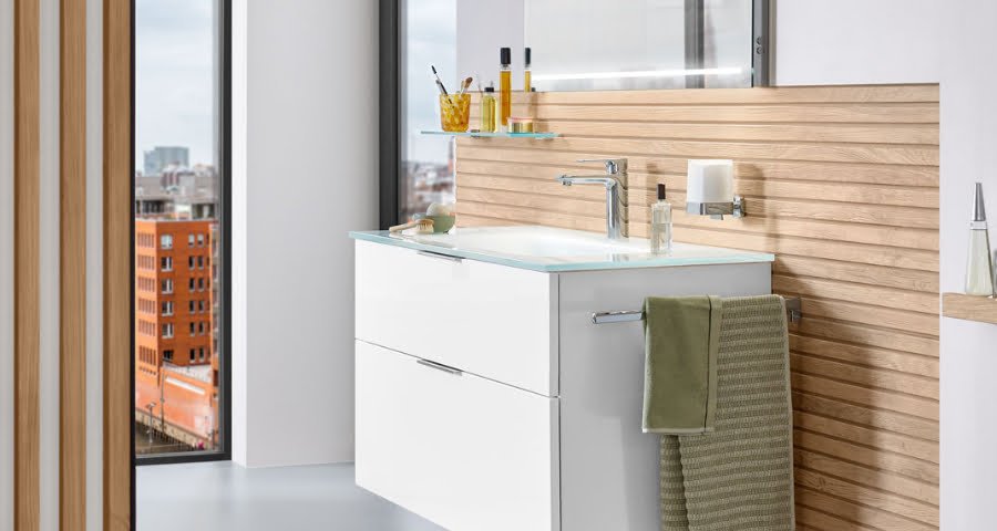 Pure Ästhetik dank Glasablage, dezenten und doch geräumigen Waschtisch und praktischer LED-Beleuchtung im Spiegel.